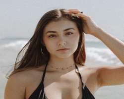 Hayward often wears a choker in her neck. She also has piercings in her ears where she wears different earrings and looks fabulous Hayward often wears a choker in her neck. She also has piercings in her ears where she wears different earrings and looks fabulous.